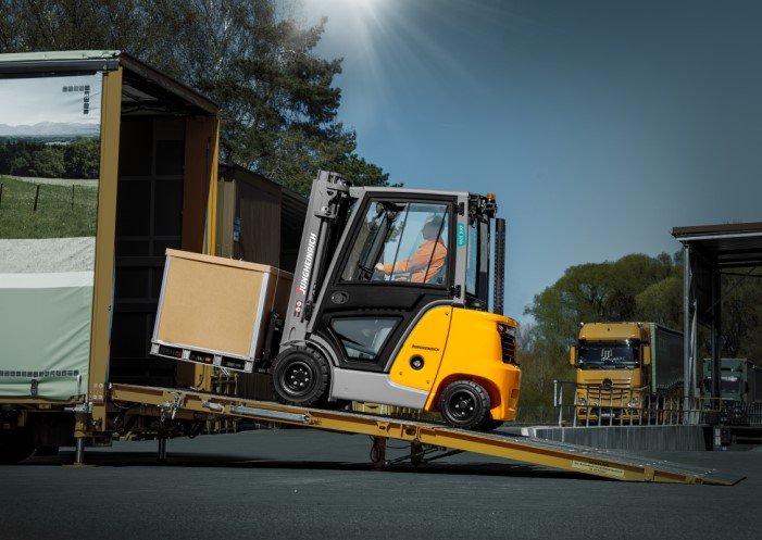 "Transportfirma – Sichere Beladung von Paletten mit Gabelstapler in der Lagerhalle"